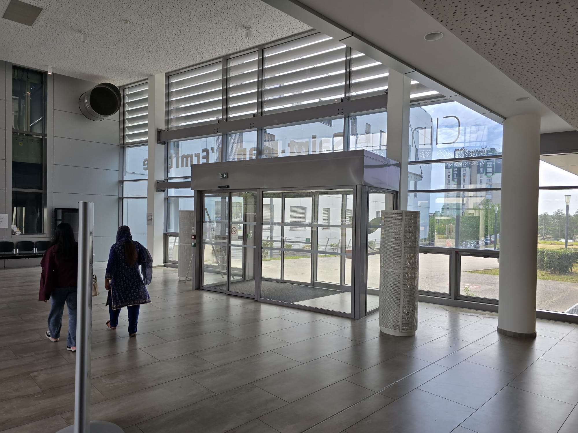 Entrée vitrée de la Clinique Saint-Jean l'Ermitage à Melun (77) traitée au film solaire par DFP France