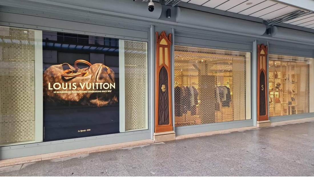 Façade complète de vitrines de luxe avec film décoratif doré posé par DFP France — Paris