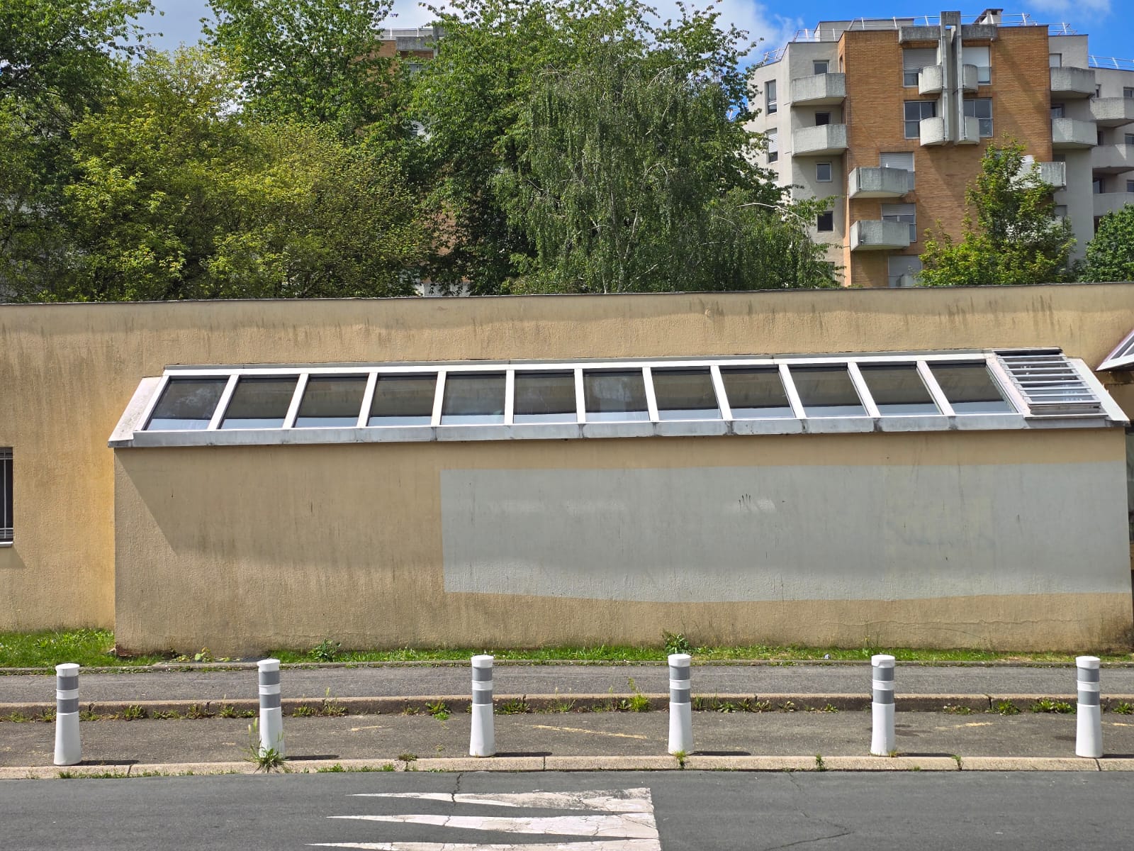 Façade du studio Solarscène avec sa longue verrière inclinée en sheds — chantier de pose de film solaire DFP France en partenariat avec Transmiexpert, Île-de-France