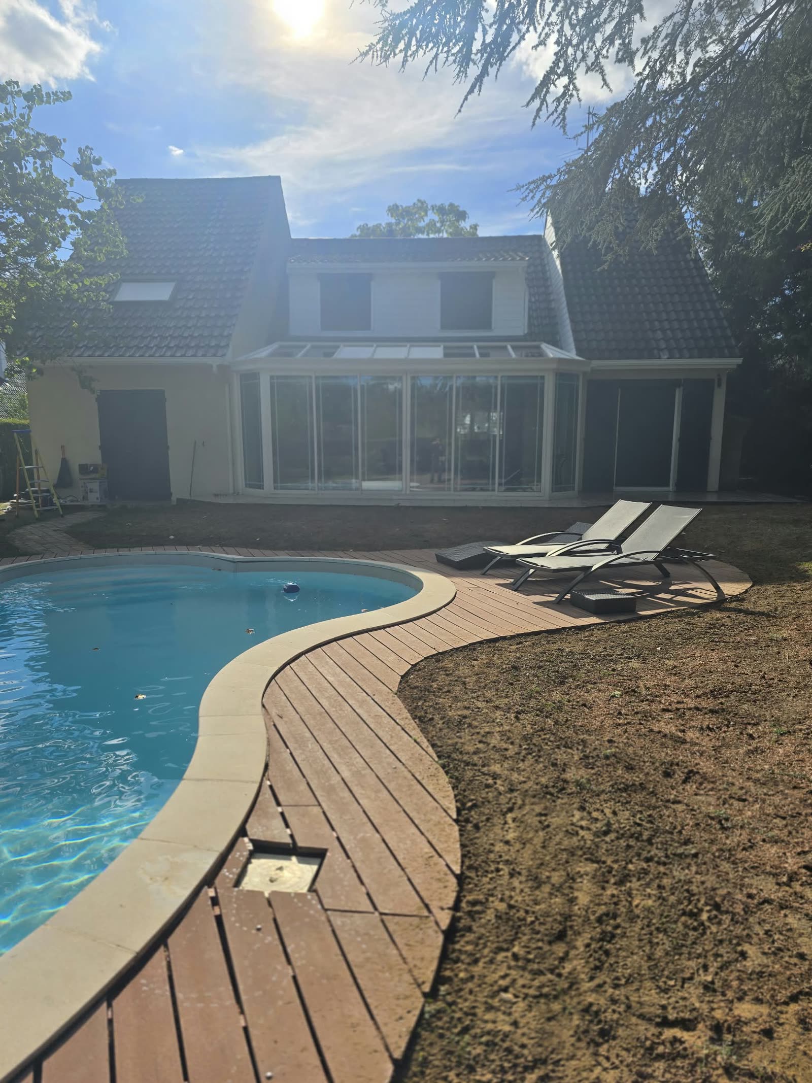 Maison à Lésigny (77) avec véranda vitrée sur piscine, traitée aux films solaires extérieurs 3M Prestige 70 XC et Spectra 333 XC par DFP France