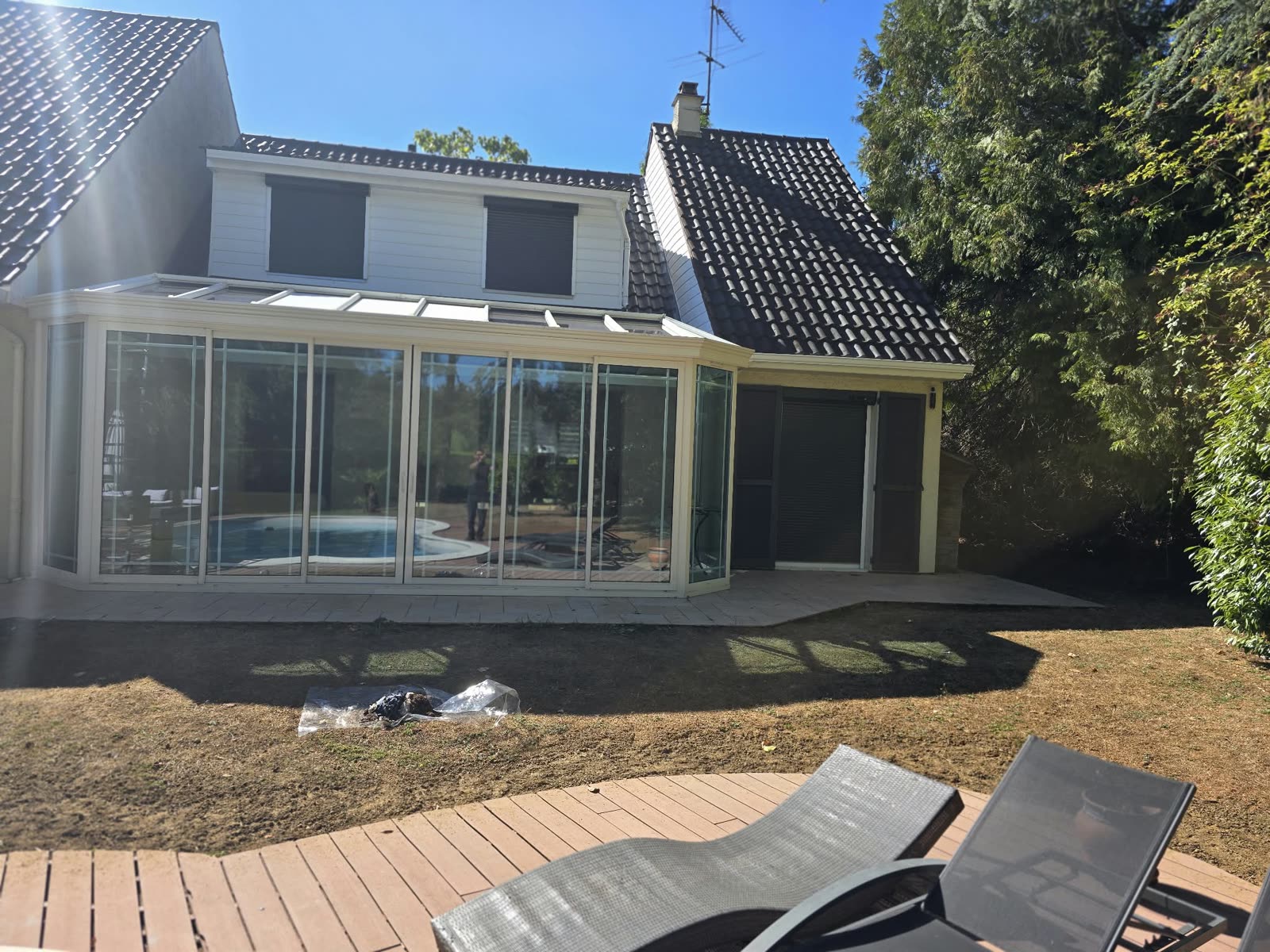 Façade vitrée de la véranda à Lésigny après traitement : vitrages transparents, aucun effet miroir