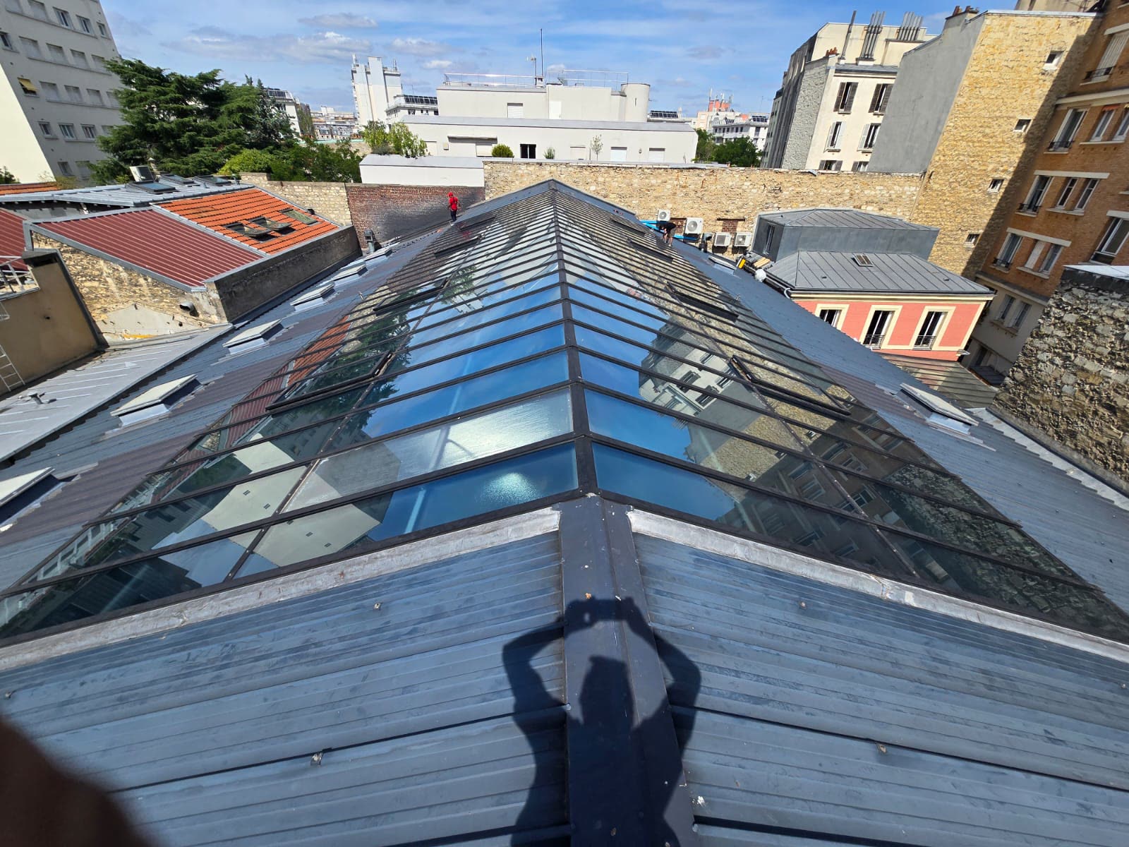 Verrière de toiture à deux pans à Paris 14e après pose du film solaire extérieur Spectra 333 XC par DFP France